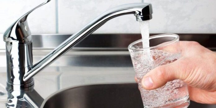 acqua-rubinetto-vs-acqua-bottiglia-e1653388475677