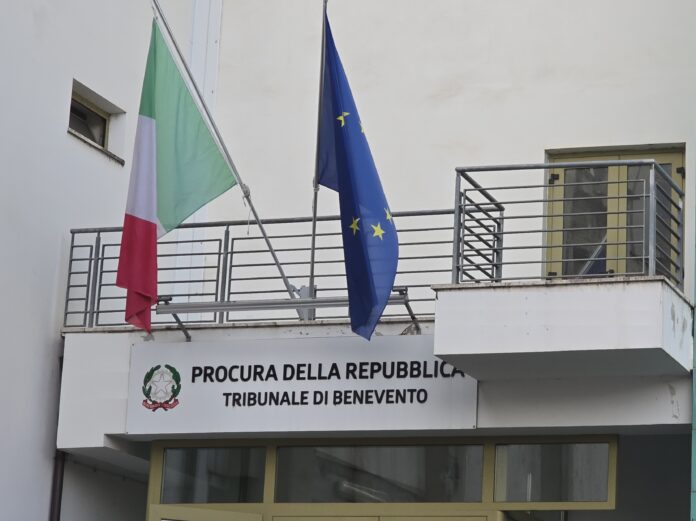 Truffe aggravate, perquisizioni a Benevento: sequestrati cellulari, SIM e una Postepay Truffe aggravate, perquisizioni a Benevento: sequestrati cellulari, SIM e una Postepay