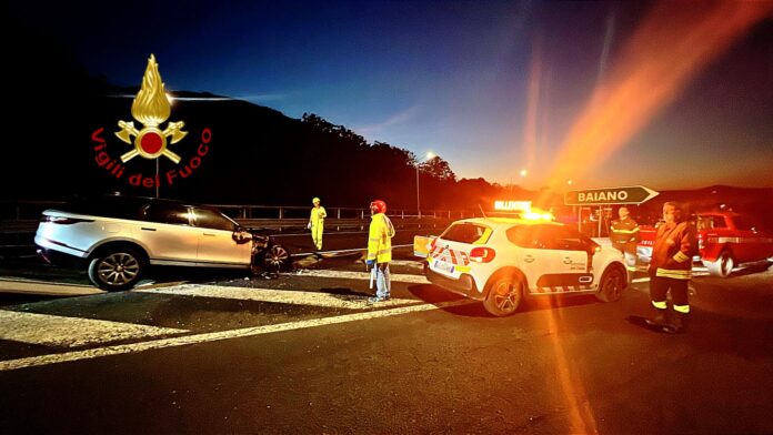 Baiano, paura sulla A16: auto in fiamme durante la marcia Baiano, paura sulla A16: auto in fiamme durante la marcia